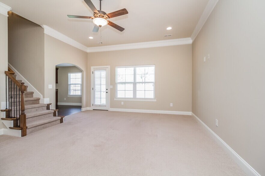 Building Photo - 8427 Manor Farm Dr