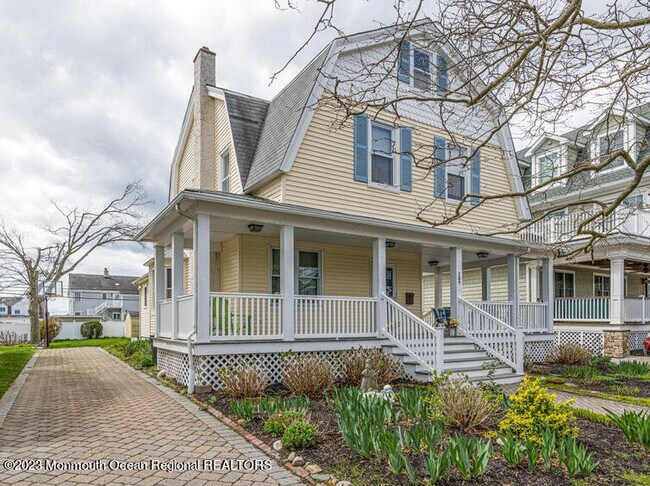 Building Photo - 209 4th Ave