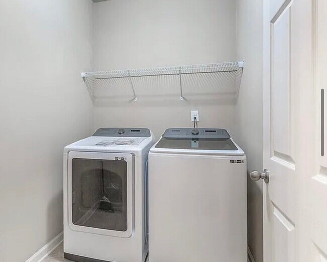 Building Photo - 6066 Barker Landing NE