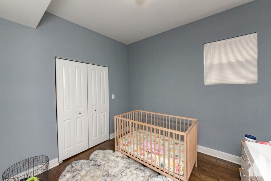 Building Photo - 3570 W Dickens Ave
