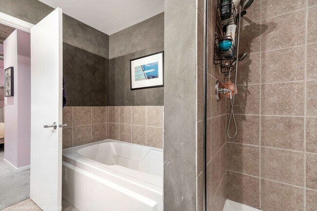 Building Photo - 758 N Larrabee St