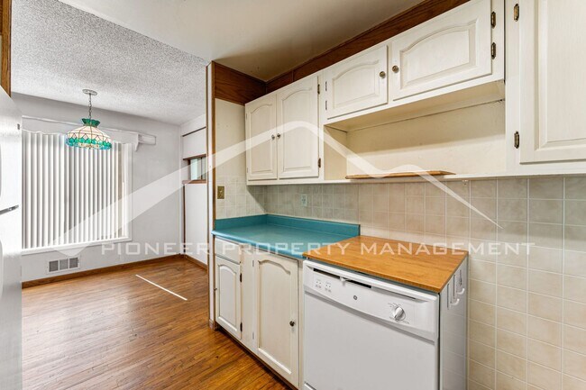 Building Photo - Single Family Home with 1 Car Garage and Central Air!