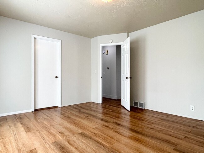 Building Photo - Awesome Split Entry with New Paint & Floor...