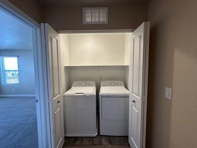 Building Photo - Adorable Lemmon Valley Townhome!