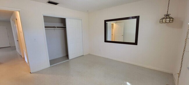 Building Photo - Williams St Triplex