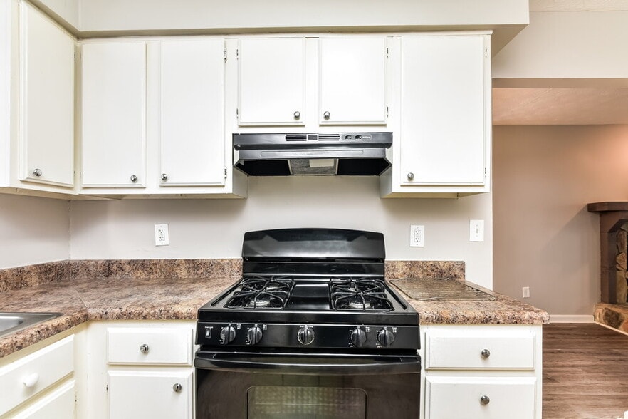 Building Photo - 4723 Old Highgate Entry