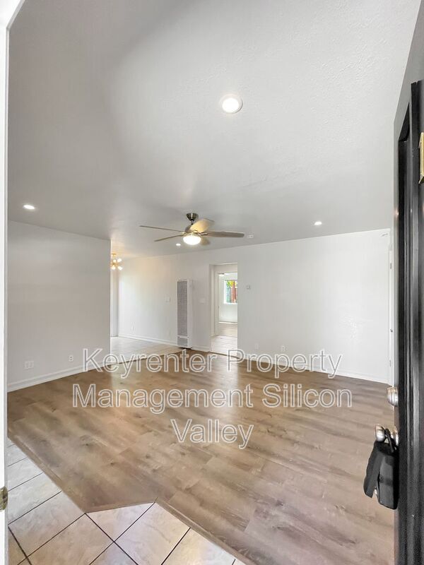 Building Photo - 923 Ravenscourt Ave