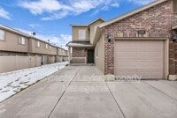 Building Photo - 2415 Wellington Dr