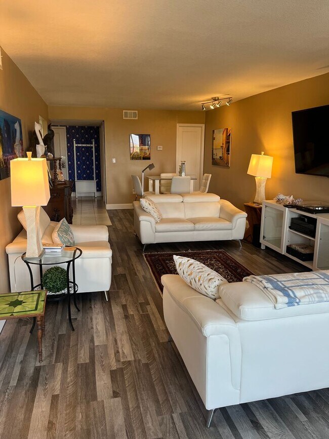 Building Photo - Stunning 2 bed 2 bath condo with terrific ...
