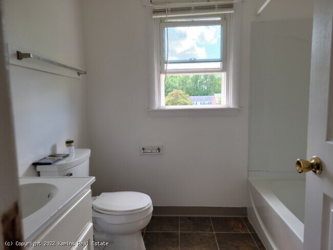 Bathroom - 39 Hobart Ln