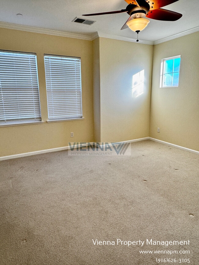 Building Photo - 829 Courtyards Loop