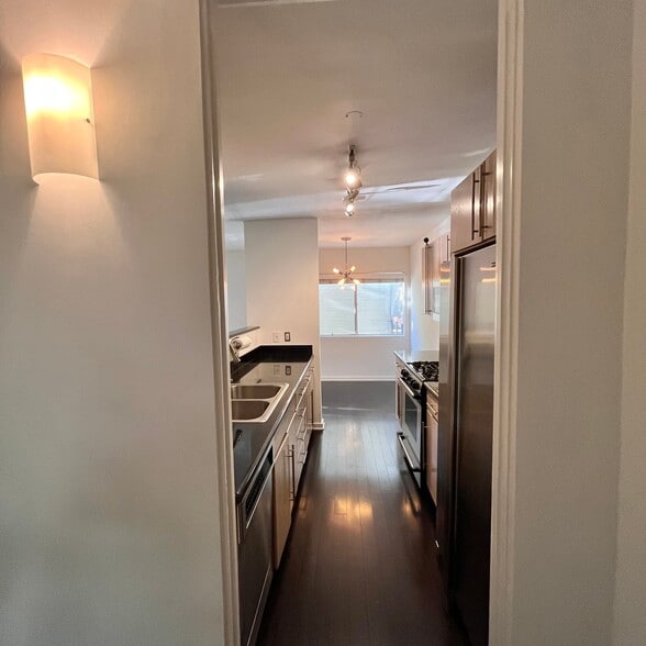 Building Photo - 330 S Barrington Ave