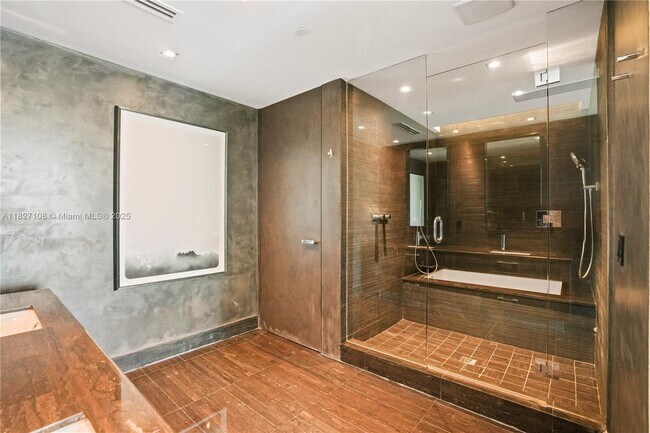 Building Photo - 650 NE 32nd St