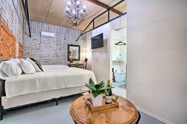 Building Photo - 3704 San Bernardo Ave