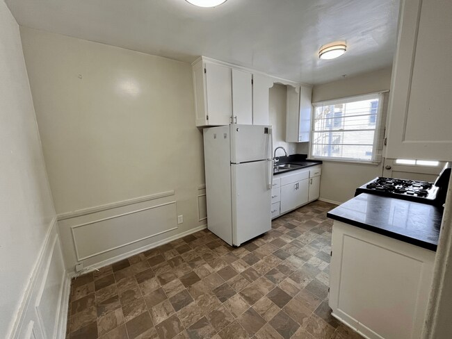 Interior Photo - 605 Kelton Ave