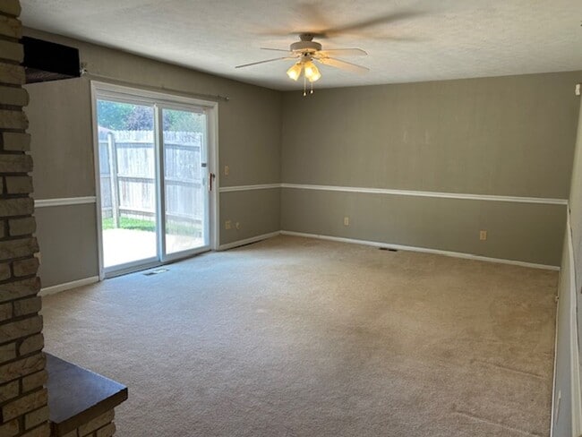 Building Photo - 2500 sq. ft. 4 Bedroom Ranch Home w/Large ...