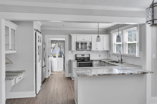 Building Photo - Stylish 2-Bed, 2-Bath Residence with Moder...