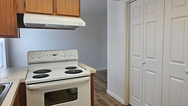 Building Photo - 1126 S Fern St