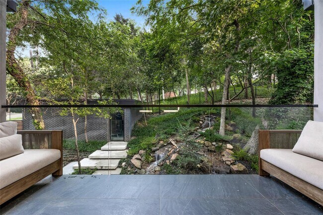 Building Photo - 4280 Shorecrest Dr