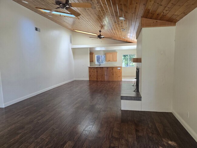 Building Photo - 3130 S River Rd