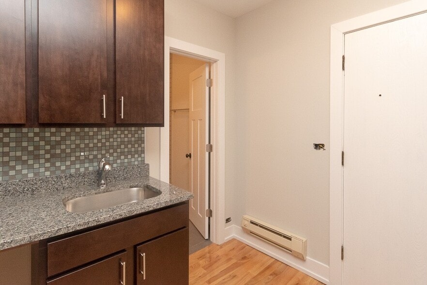 Building Photo - 814 W Cornelia Ave