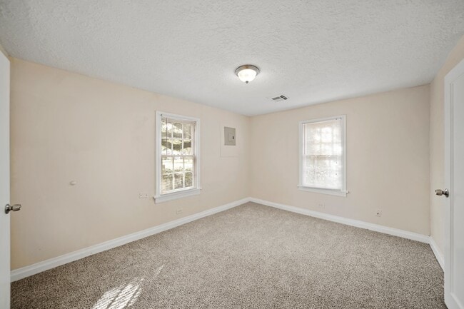 Building Photo - 811 S Hill St