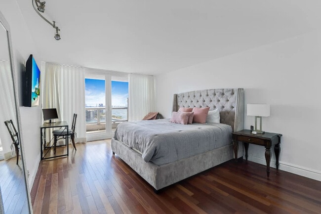 Building Photo - 1717 N Bayshore Dr