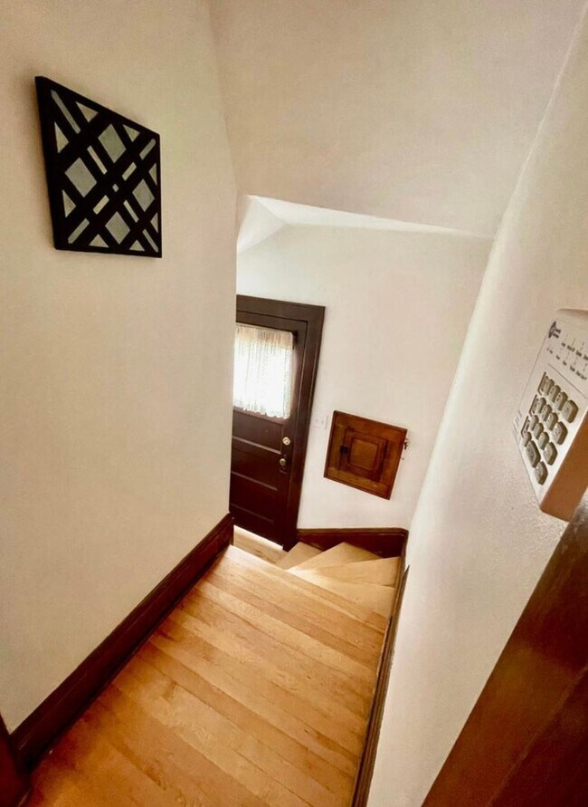 Building Photo - Beautiful  2 Bedroom + Den(3rd bedroom) Bungalow in Wauwatosa