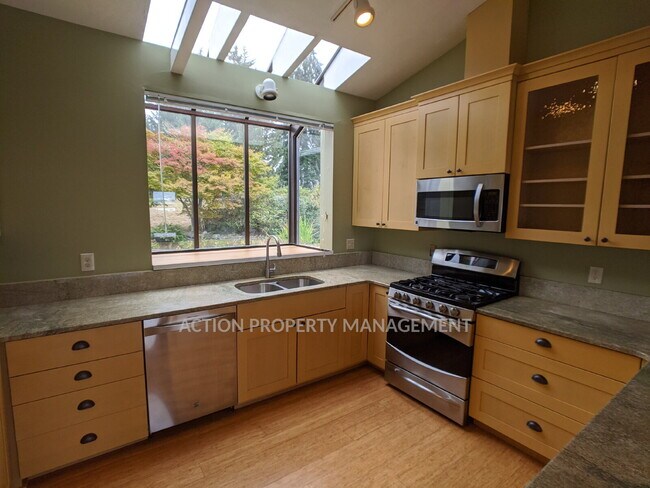 Building Photo - 3 bed 3 bath on 4.8 acres w/ beautiful water view