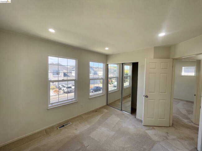 Building Photo - 70 Seabreeze Dr