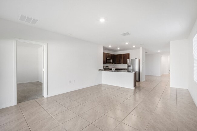 Building Photo - Charming 3/2 Home- Move In ready!