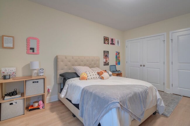 Building Photo - Spacious 4-Bedroom, 3-Story Townhome for Students - FURNISHED