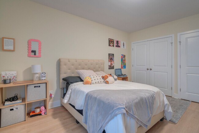 Building Photo - Spacious 4-Bedroom, 3-Story Townhome for Students