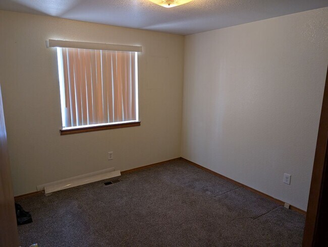 Building Photo - Great location off of Gary Lane and State ...