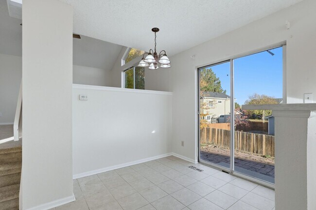 Building Photo - 3 bed 2 1/2 bath Split level home in Found...