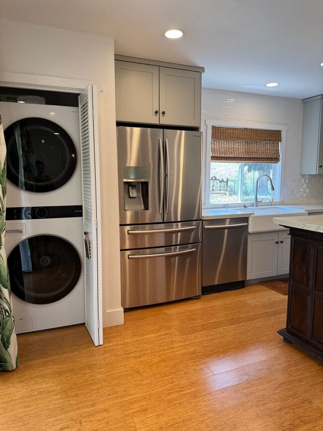 Building Photo - Newly Renovated 3/3 Home in Waialua