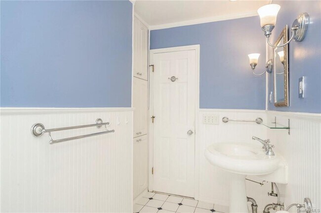 Building Photo - 130 Texas Ave