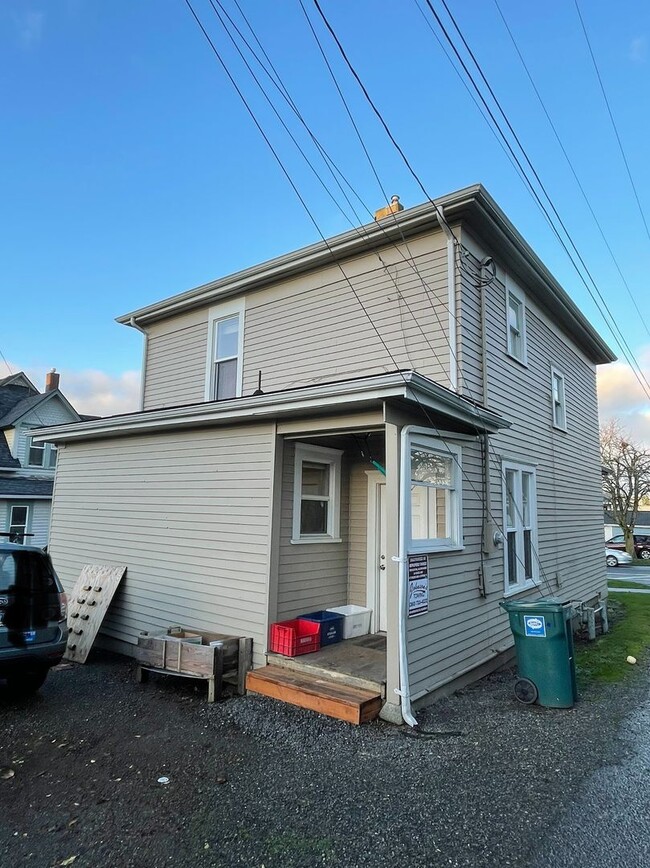 Building Photo - PRELEASE: 4 bdrm/1 bath house near WWU