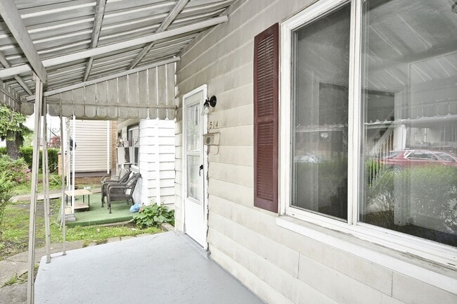 Building Photo - Updated 3 bed/1 bath House with garage!