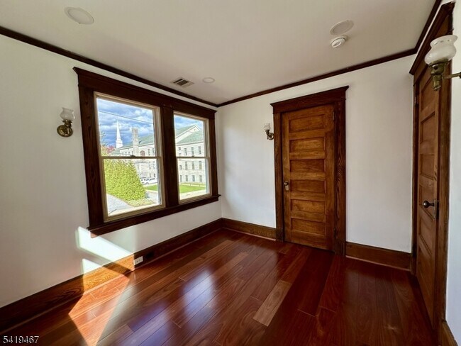 Building Photo - 12 Maple Ave