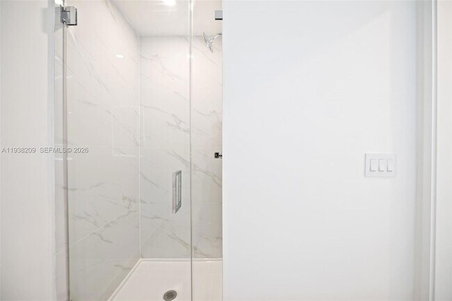 Building Photo - 700 NE 24th St