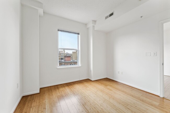 Building Photo - One Month Free for Lease Start by 1/31! Av...