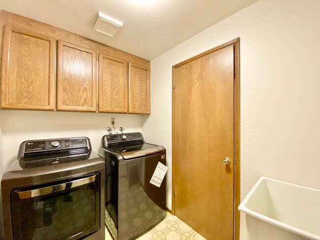 Building Photo - Spacious Somerset Home on a Large Flat Lot