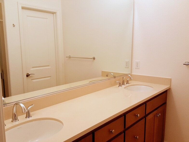 Building Photo - 936 Fontana Terrace