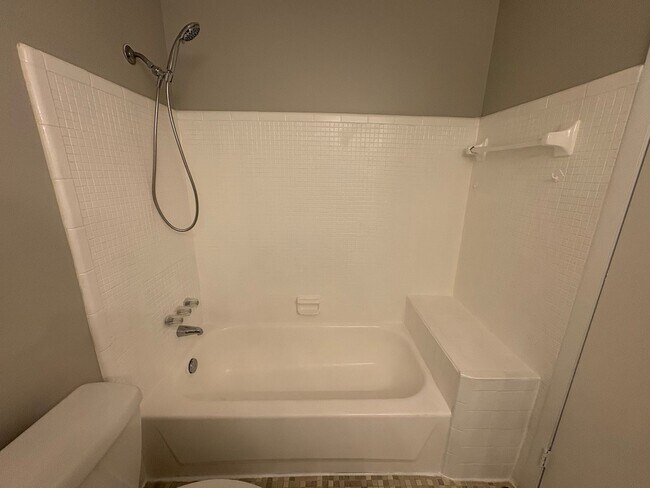 Building Photo - Move in ready 4/2 New floors, new paint