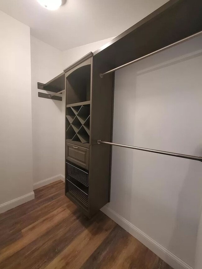 Building Photo - STAFFORD - 1 BEDROOM LOFT APARTMENT