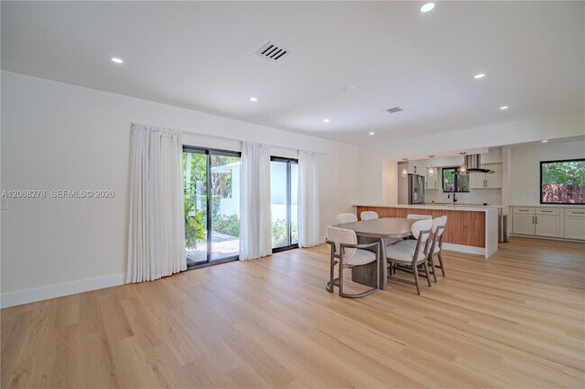 Building Photo - 1825 Alamanda Dr