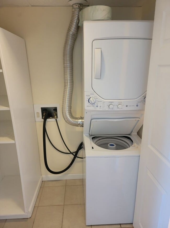 Building Photo - 1 Bedroom Condo In Secure Access Building ...