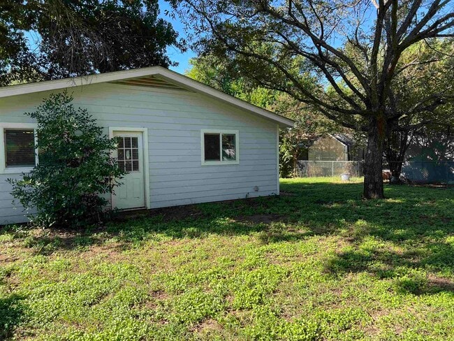 Building Photo - 1749 Bluebonnet Ln