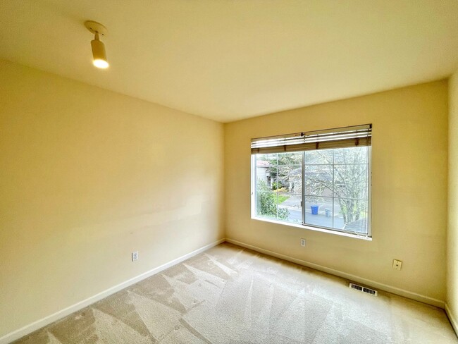 Building Photo - Spacious Home in Prime Sammamish Location